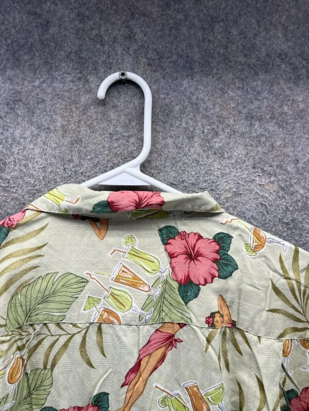 Tommy Bahama Shirt Men Medium Green Silk Hawaiian Pin Up Tropical Camp Print